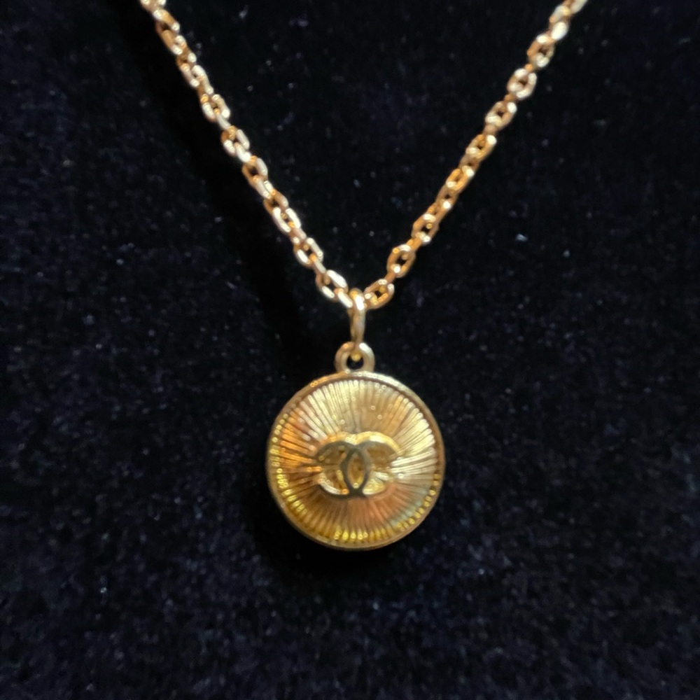 Authentic, exquisite CHANEL Necklace - Picture 8 of 11